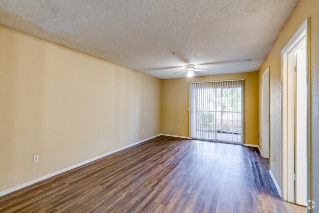 1 BR, 1 BA - 727 SF