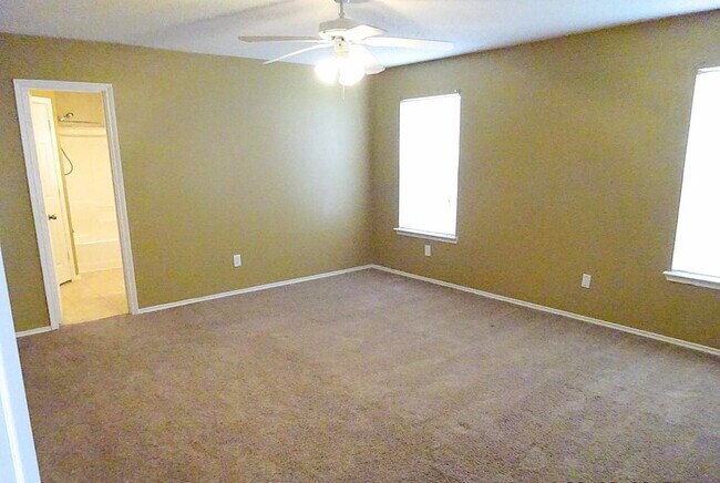 Photo - Beautiful House Located A Few Blocks From Elementary & Close Access To S.Loop 289 & Interstate!