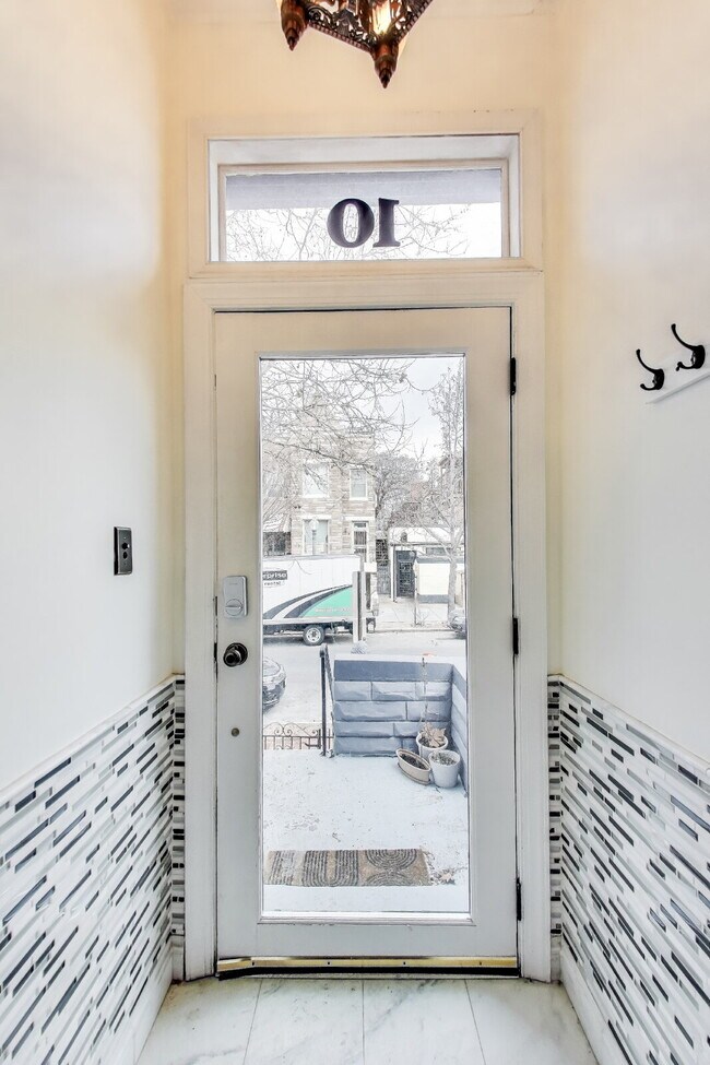 Beautiful Bloomingdale Row house. Utilities Included!