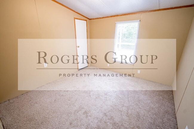 Photo - 671 Regina Ln