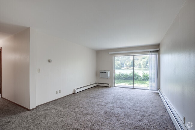 2BR, 1.5BA - 884SF