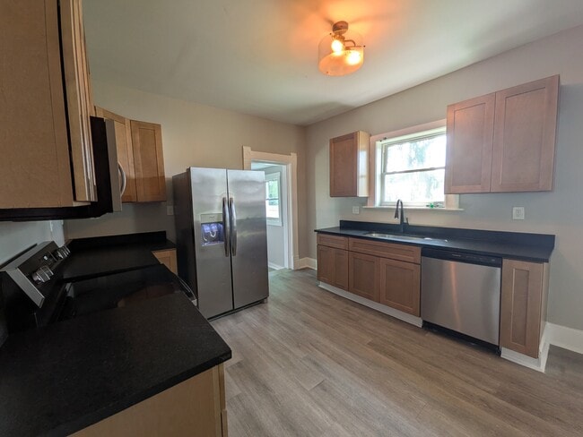 Photo - 473 E Markison Ave