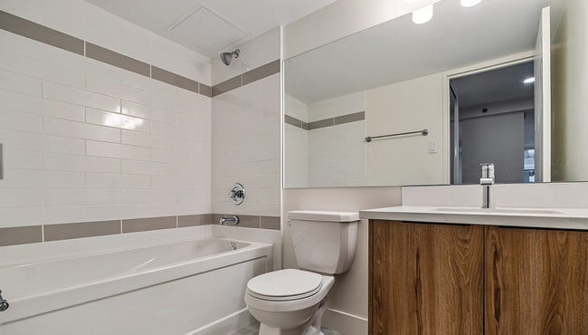 Grid 5 Renovated Bathoom With Sink & Tub/Shower - Grid 5 Apartments