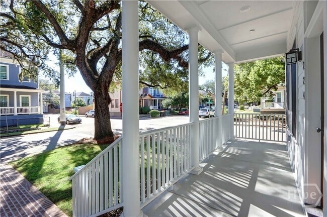 Photo - 222 W 39th St