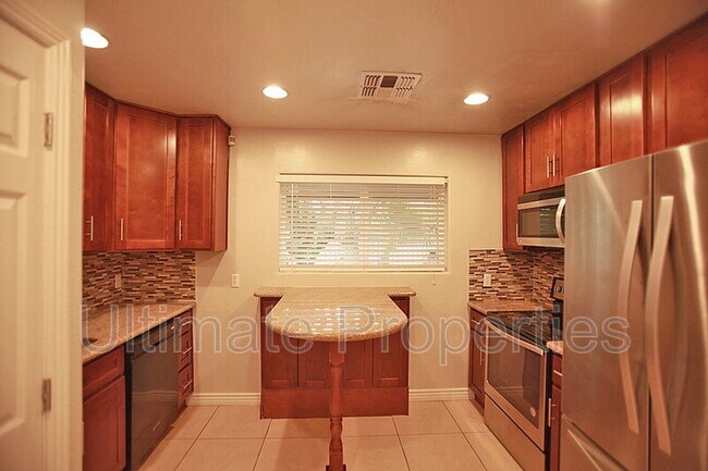 Photo - 1003 W Howe St