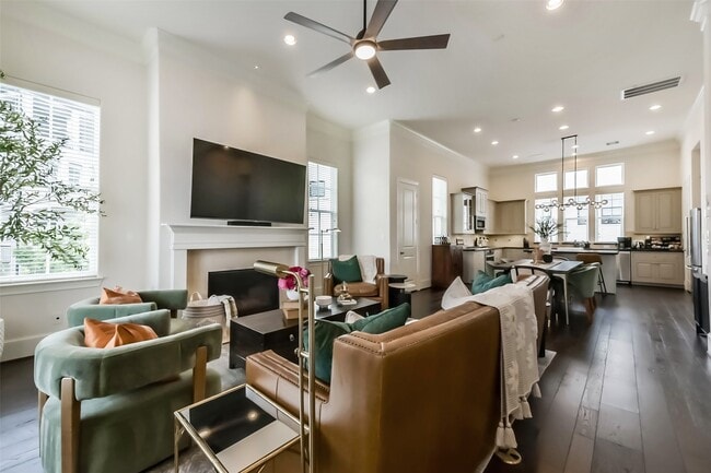 Photo - 9450 London Bridge Station