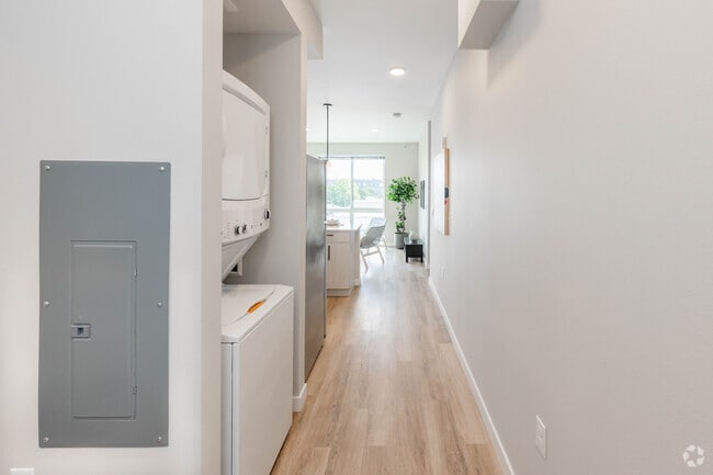 2BR, 2BA - 923SF