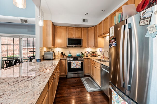 Photo - 811 W Superior St Unidad 4