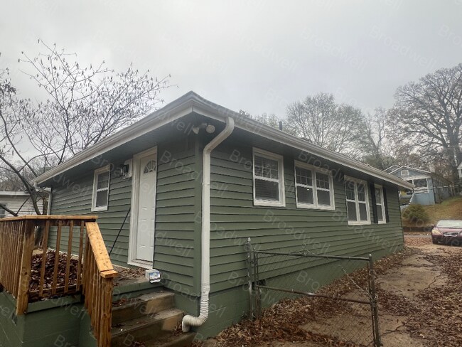 Photo - 955 Byron Dr SW