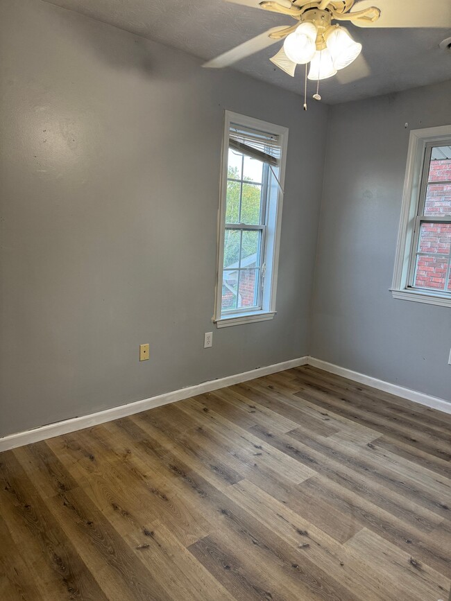 Photo - 223 N Queens Ct