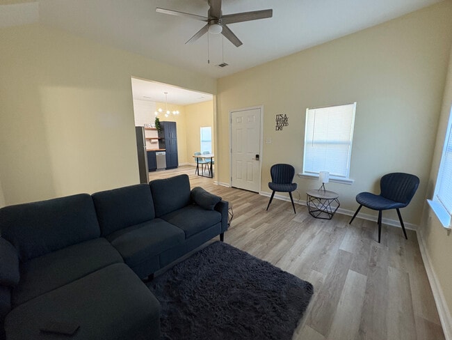 Photo - 405 Bender St