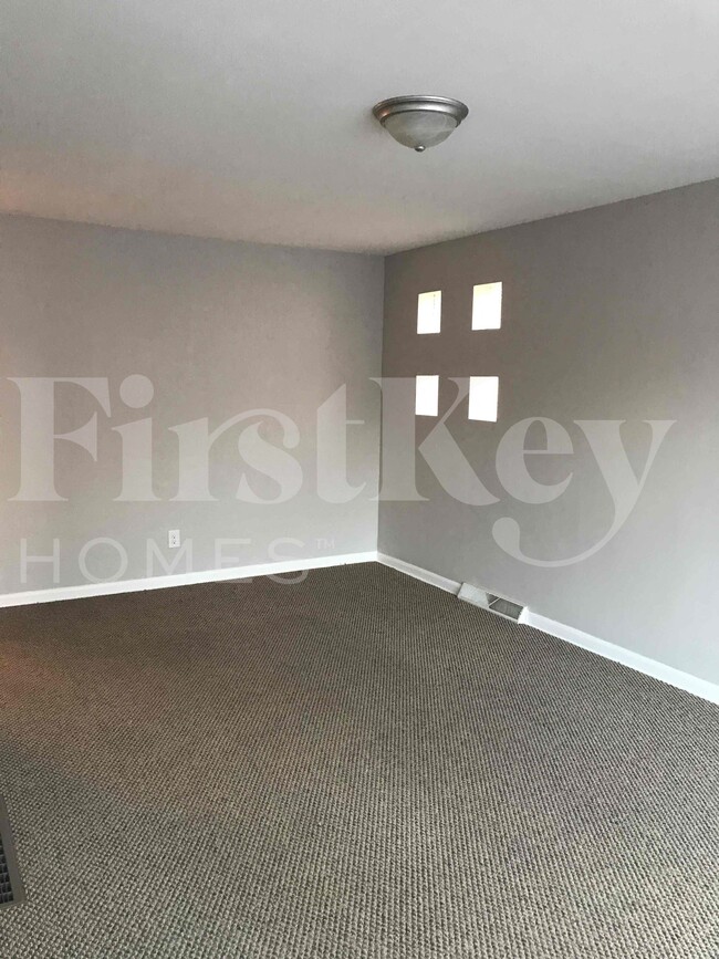 Photo - 448 Hirsch Ave