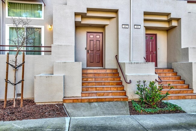 Photo - 102 E Court Ln