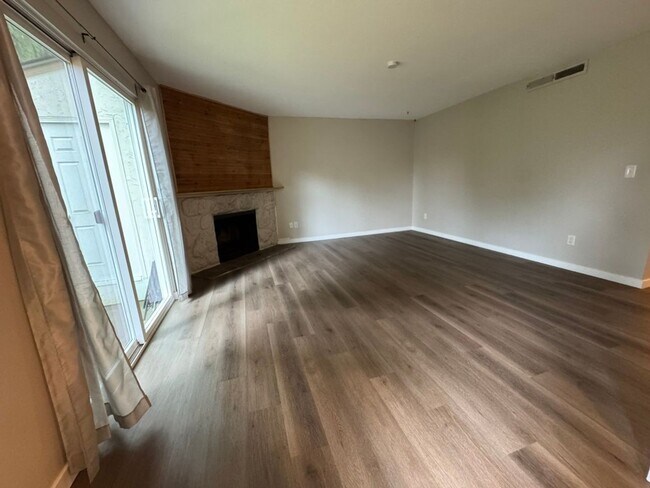 Photo - 2Bd/1Ba Kirkland Condo Unit B