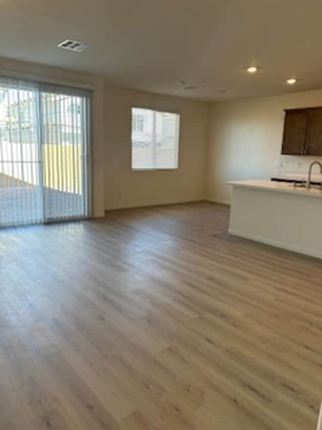 Photo - Spacious New Home with 5 Bedrooms in Hende...