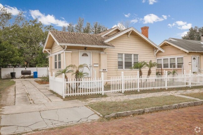 Building Photo - Nice 2 Bedroom & Large extra room that you... Rental