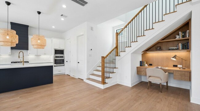 Photo - 1325 W 22nd St