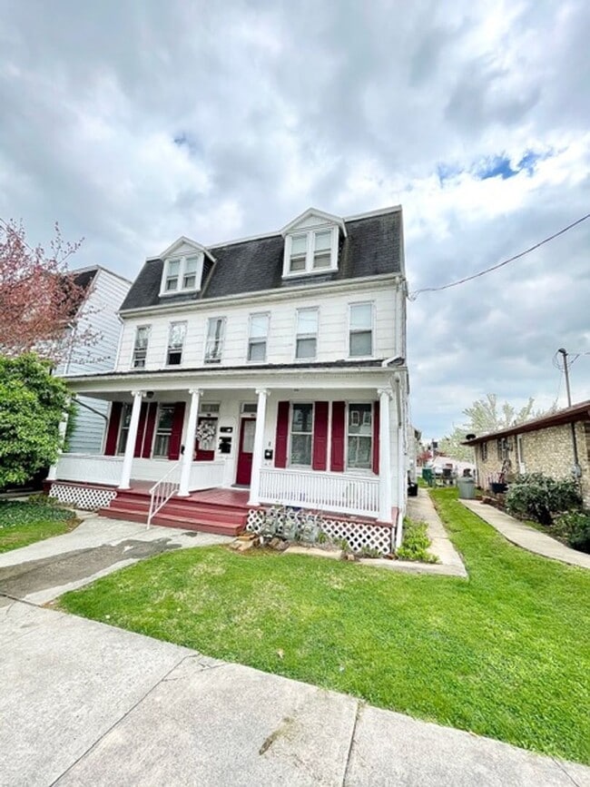 Building Photo - 1424 W Philadelphia St Unit 1