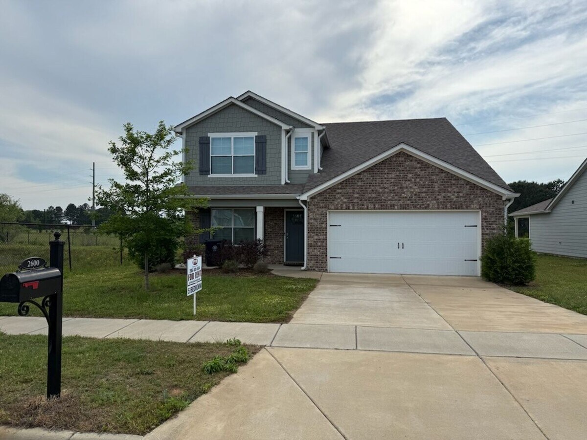 Spacious 5 Bed 2.5 Bath - Spacious 5 Bed 2.5 Bath Casa