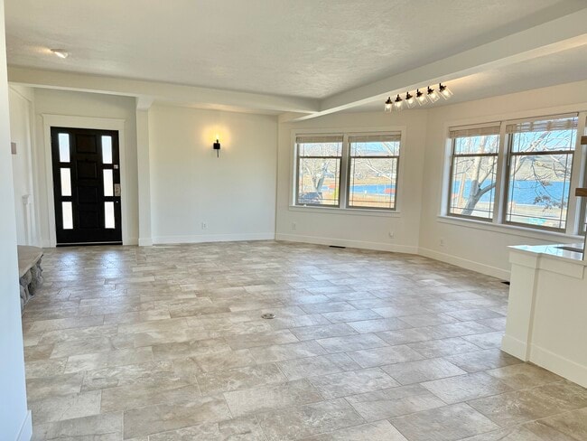 Living room, front entry, lake view - 24 Ash St N