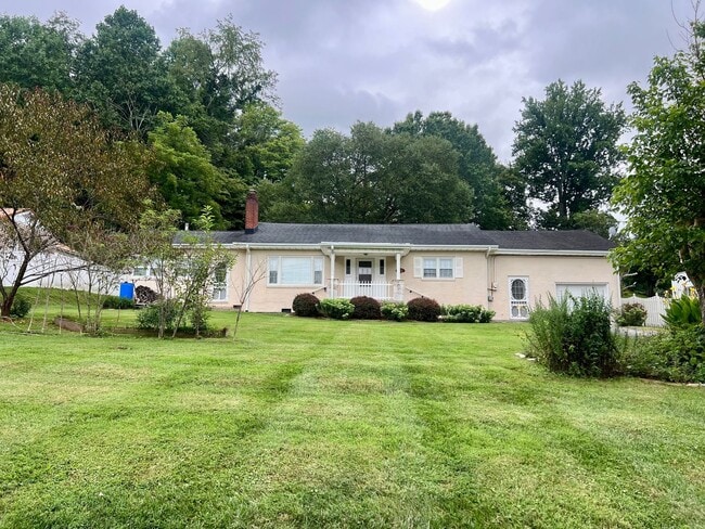 Building Photo - One Level Home! 3bed/1 bath with extra-lar...