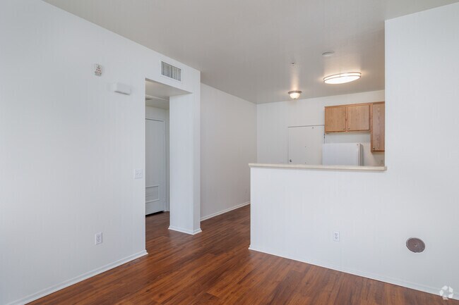 1BR, 1BA - 520SF - Living Room/Dining Room