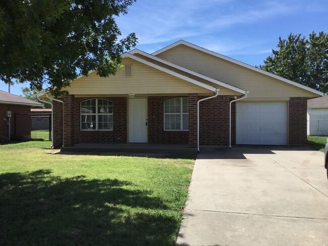 Photo - Remodeled 4 bedroom, 2 bath - Moore Schools