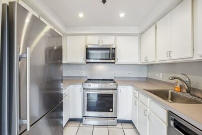 Building Photo - Kenmore Sq - 2 Bed 2 Bath  9/1