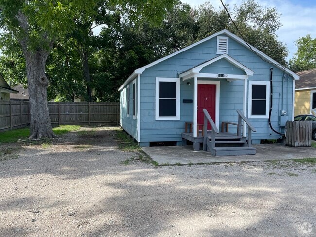 Building Photo - 1318 W Blum St Rental