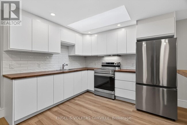 Photo - 131 Lakeshore Rd E