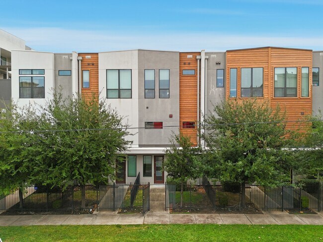 Building Photo - 2401 Crawford St Unit C1C