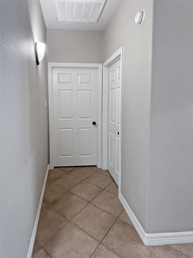 Building Photo - 289 Broadmoor Dr