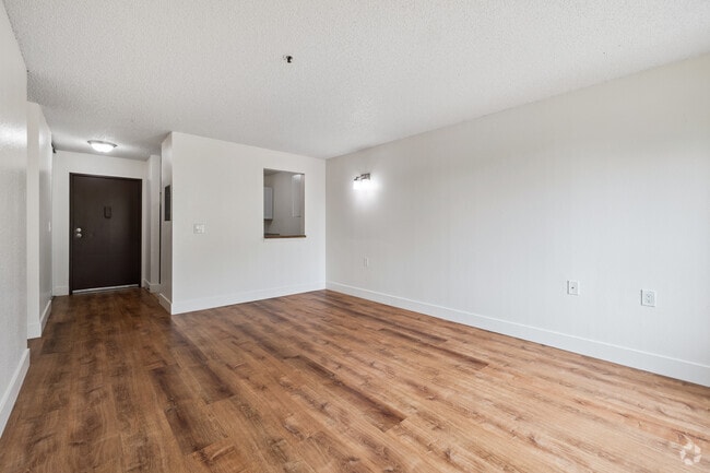 1BR, 1BA - 615SF - Living Room