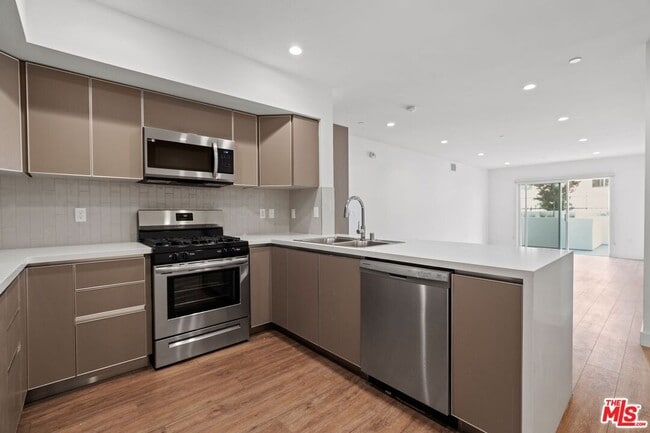 Photo - 130 S Croft Ave Unidad 201