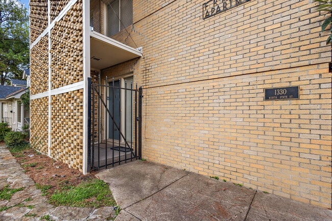 Photo - 3 Bed Beauty in Belhaven-FURNISHED Unit Apartment A