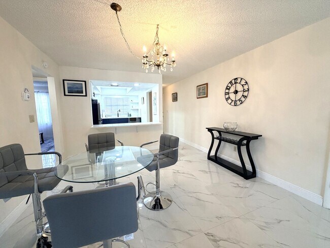 Photo - 2/2 STUNNING SEASONAL RENTAL IN SUNNY N. FT. MYERS, FL