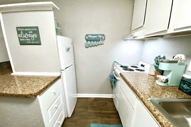 Bentwood Apartments