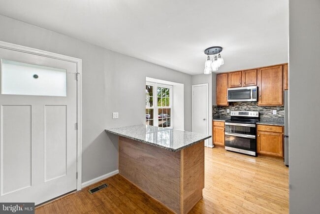 8346 Stationhouse Ct
