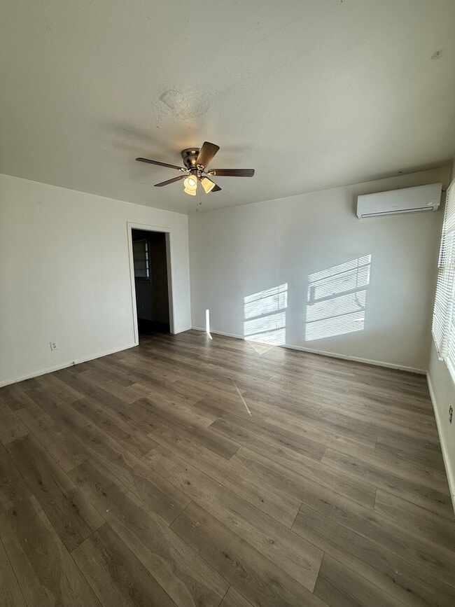 Photo - 105 N Avenue U