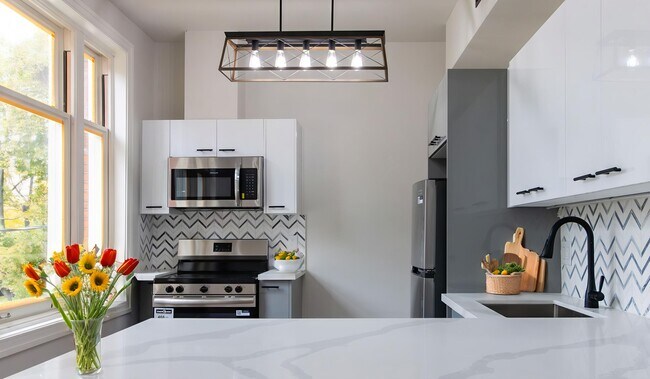 Photo - 52 Charlton Ave W Unit 3