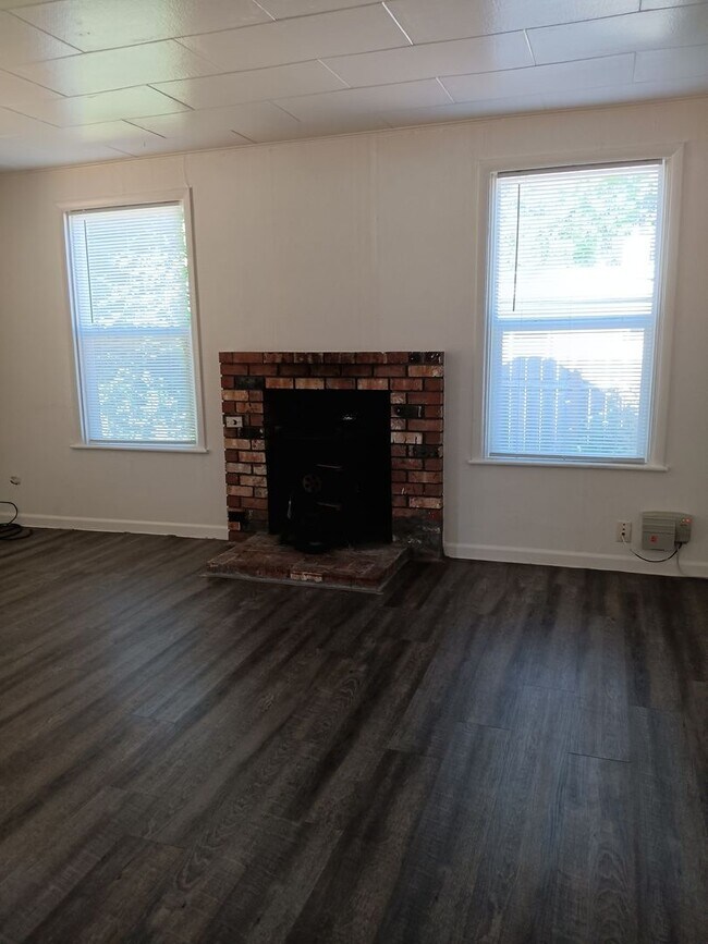Photo - Duplex 4 Blocks From WOU Available