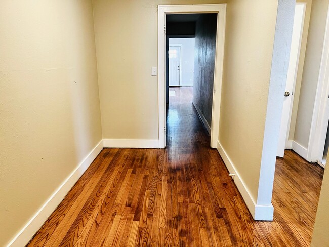 Photo - Charming 2BD 1BA Duplex in Crestwood!!