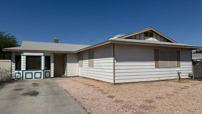 Building Photo - NO HOA single story 3 bdrm huge yard Rental