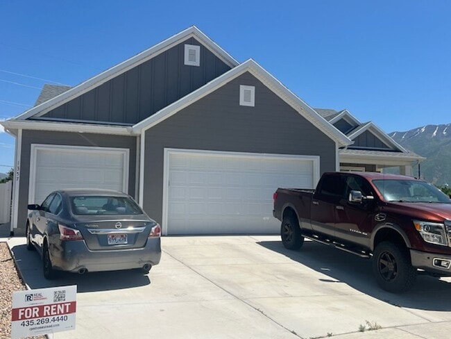 Spacious 3 Bed Downstairs Duplex - Spacious 3 Bed Downstairs Duplex Townhome