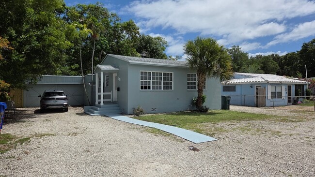 Building Photo - 311 SW 12th Ct