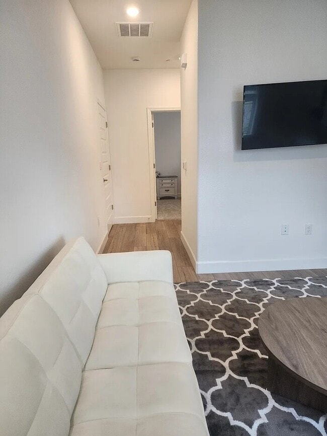 Photo - Bright & Cozy 1 Bed / 1 Bath Living Space ...