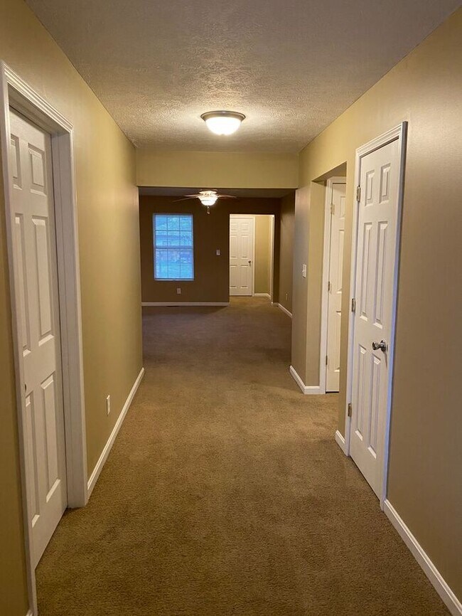 Open Concept 4 Bedroom Home & PETS WELCOME!!!