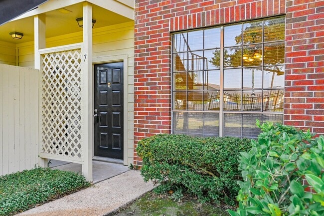 Building Photo - 8055 Cambridge St Unit 7