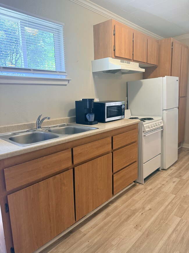 Photo - 1050 E 8th St