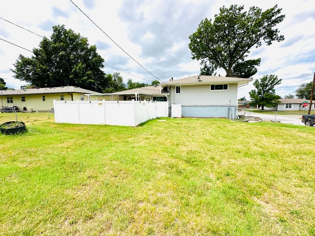 Photo - For Lease: Split-Level Ranch Home (4-Beds/2-Baths)